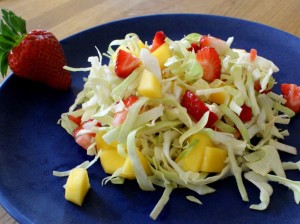 Nem mad med salatkål : kålsalat med Jordbær, salatkål / spidskål, mango & lime