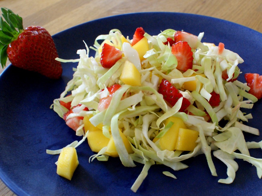 Nem mad : kålsalat med Jordbær, salatkål, mango og lime