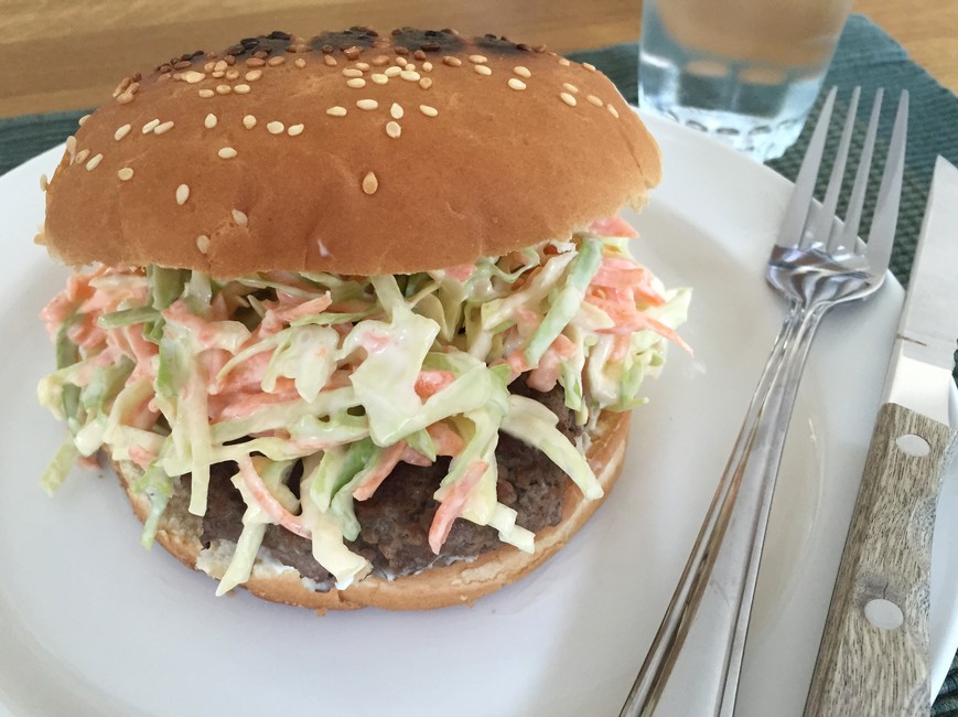 Nem mad - Nem burger med coleslaw af salatkål
