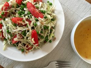 Nem mad - Nem salat med spidskål, ærter & solsikkekerner