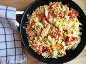Kål wok med kylling, BBQ & chilisauce, Svinningegård