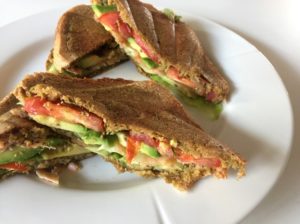 Sandwich med Spidskål, Laks, Avokado & Pesto