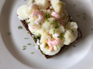 Smørrebrød med blomkål, æg & rejer, Svinningegård