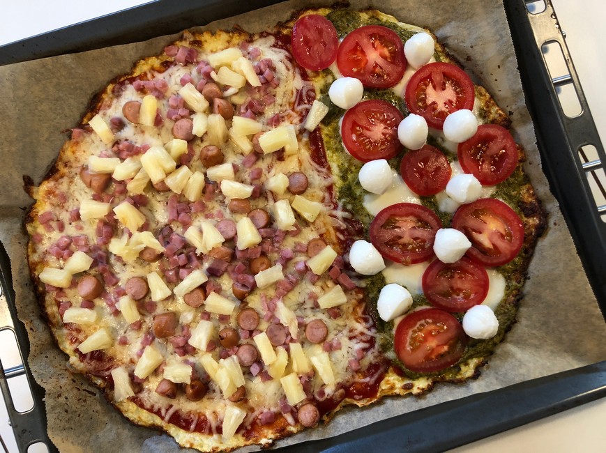Pizza med blomkålsbund, pesto,mozarella, tomat, skinke, cocktailpølser & ananas, Svinningegård
